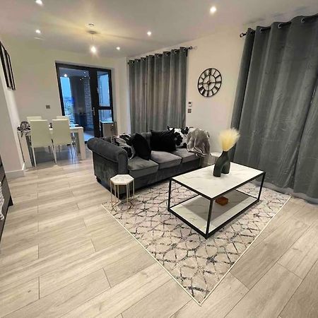 Stylish And Cosy 2 Bedroom Flat In ครอยดอน ภายนอก รูปภาพ