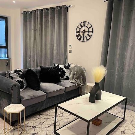 Stylish And Cosy 2 Bedroom Flat In ครอยดอน ภายนอก รูปภาพ