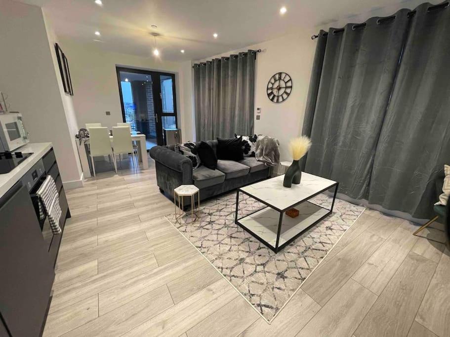 Stylish And Cosy 2 Bedroom Flat In ครอยดอน ภายนอก รูปภาพ