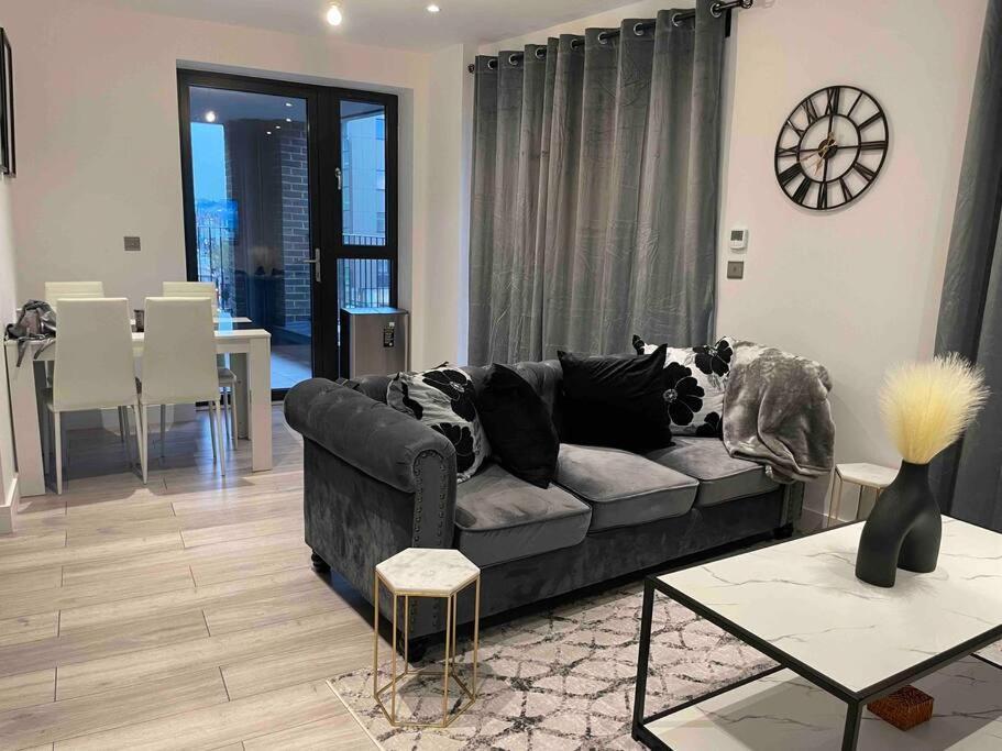 Stylish And Cosy 2 Bedroom Flat In ครอยดอน ภายนอก รูปภาพ