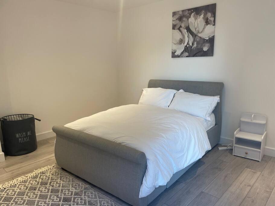 Stylish And Cosy 2 Bedroom Flat In ครอยดอน ภายนอก รูปภาพ