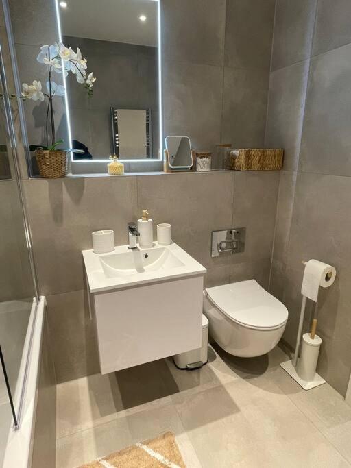 Stylish And Cosy 2 Bedroom Flat In ครอยดอน ภายนอก รูปภาพ