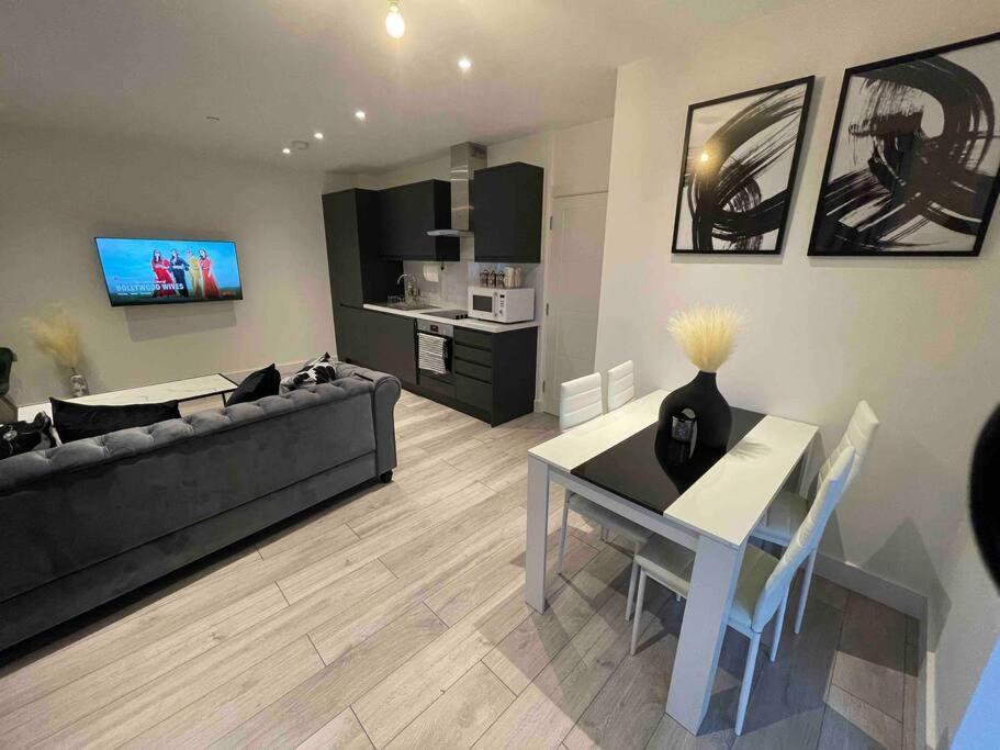 Stylish And Cosy 2 Bedroom Flat In ครอยดอน ภายนอก รูปภาพ