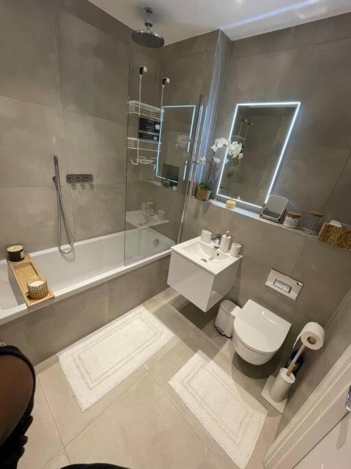Stylish And Cosy 2 Bedroom Flat In ครอยดอน ภายนอก รูปภาพ