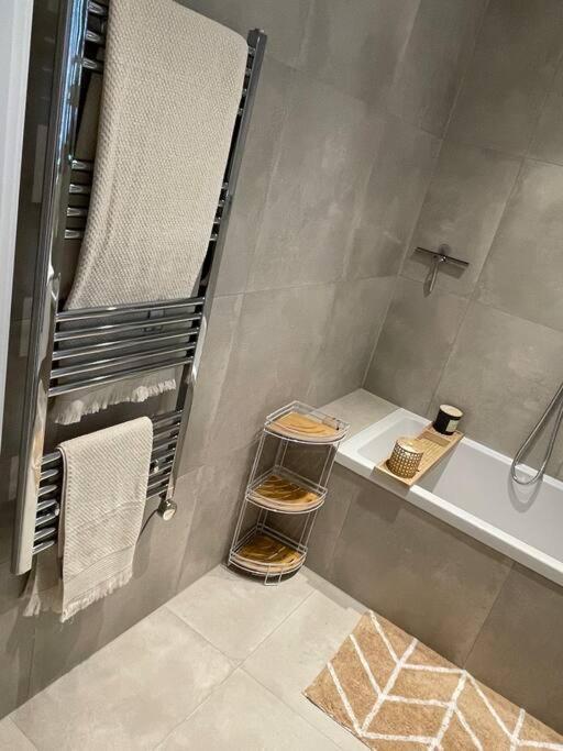 Stylish And Cosy 2 Bedroom Flat In ครอยดอน ภายนอก รูปภาพ